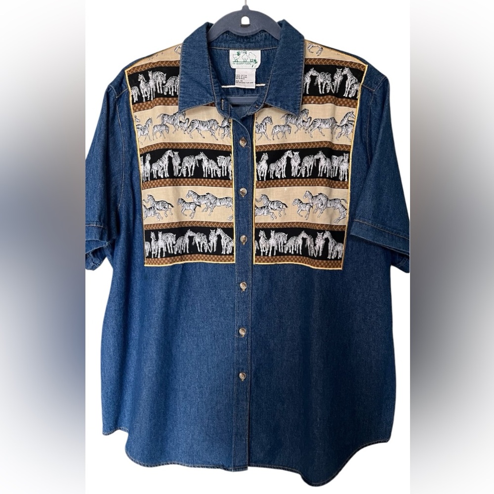 Quacker Factory Cute Short Sleeve Denim Shirt with Appliqué of Giraffes.